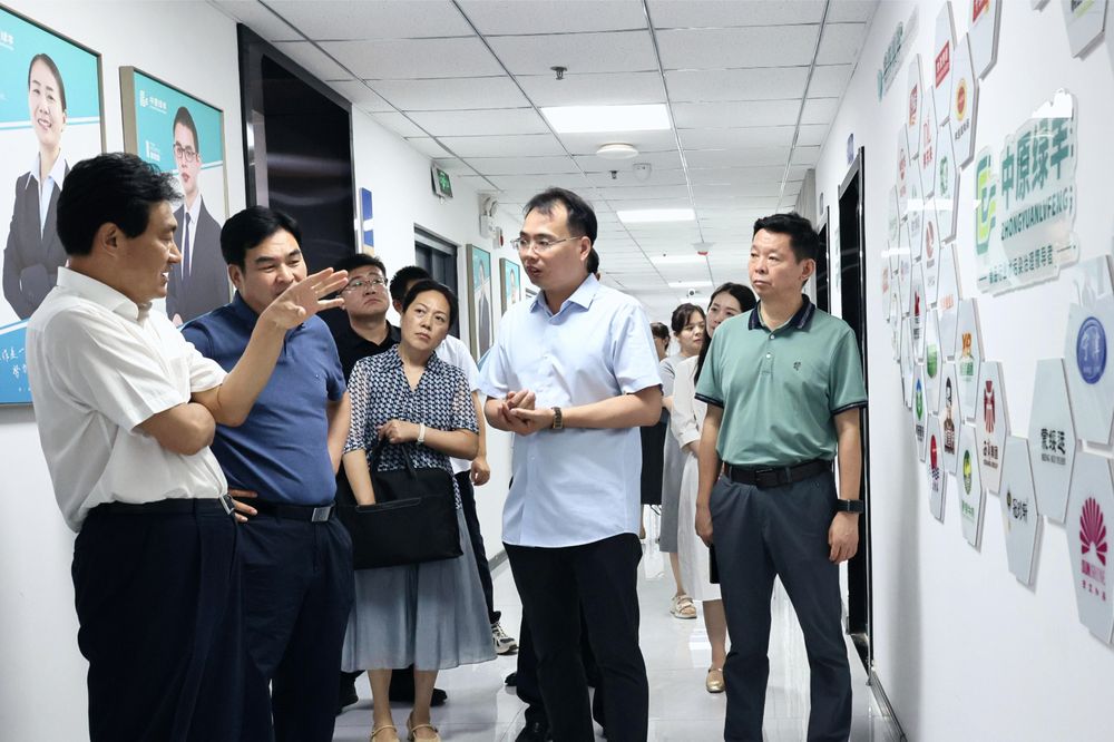 市人大常委會(huì)主任王樂(lè)新、紅旗區(qū)區(qū)委書(shū)記劉宏鋒、人大常委會(huì)主任趙建軍等領(lǐng)導(dǎo)一行 蒞臨公司調(diào)研工作